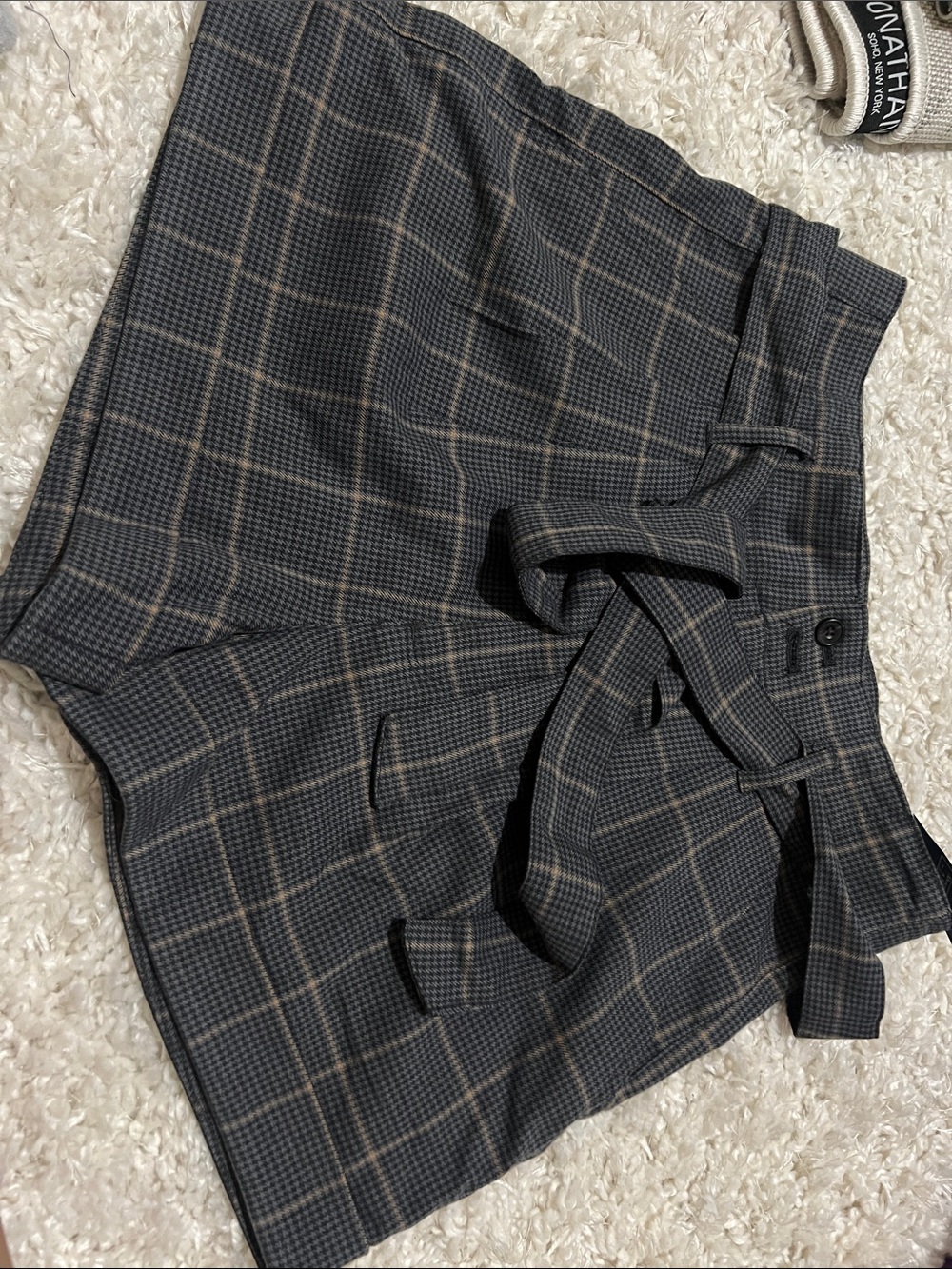 Abercrombie & Fitch Plaid Flat-Front Shorts in Charcoal Gray with Tan Windowpane